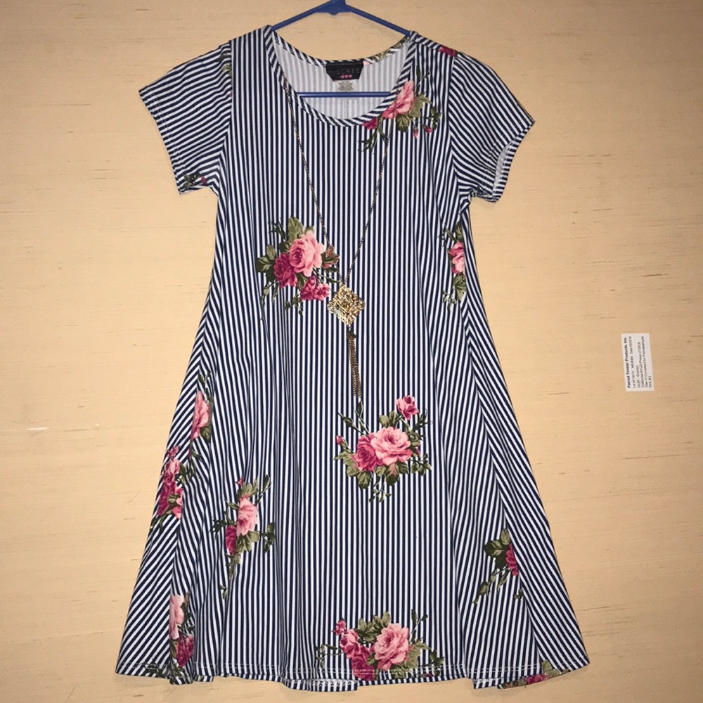 Discreet Floral Dress with Necklace